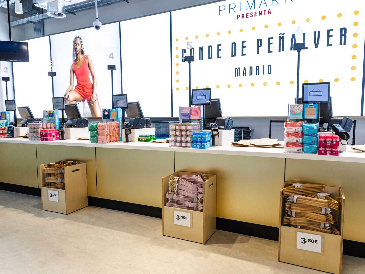 Caja de la nueva tienda de Primark en el barrio de Salamanca con la tipografía que recuerda a una cartelera de cine. (Europa Press/Carlos Luján)