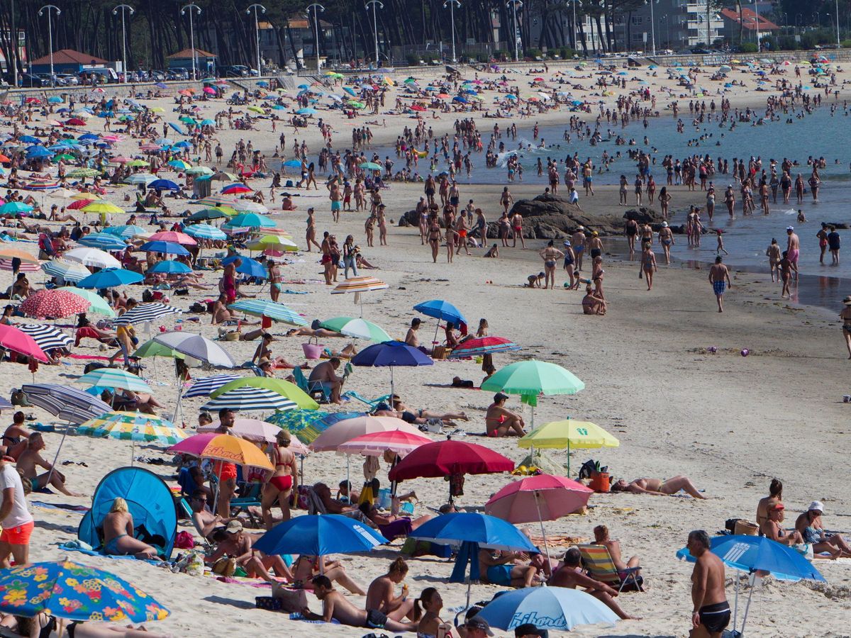 Foto: Un caluroso día en la playa de la Fuente a finales de mayo en Vigo. (EFE)