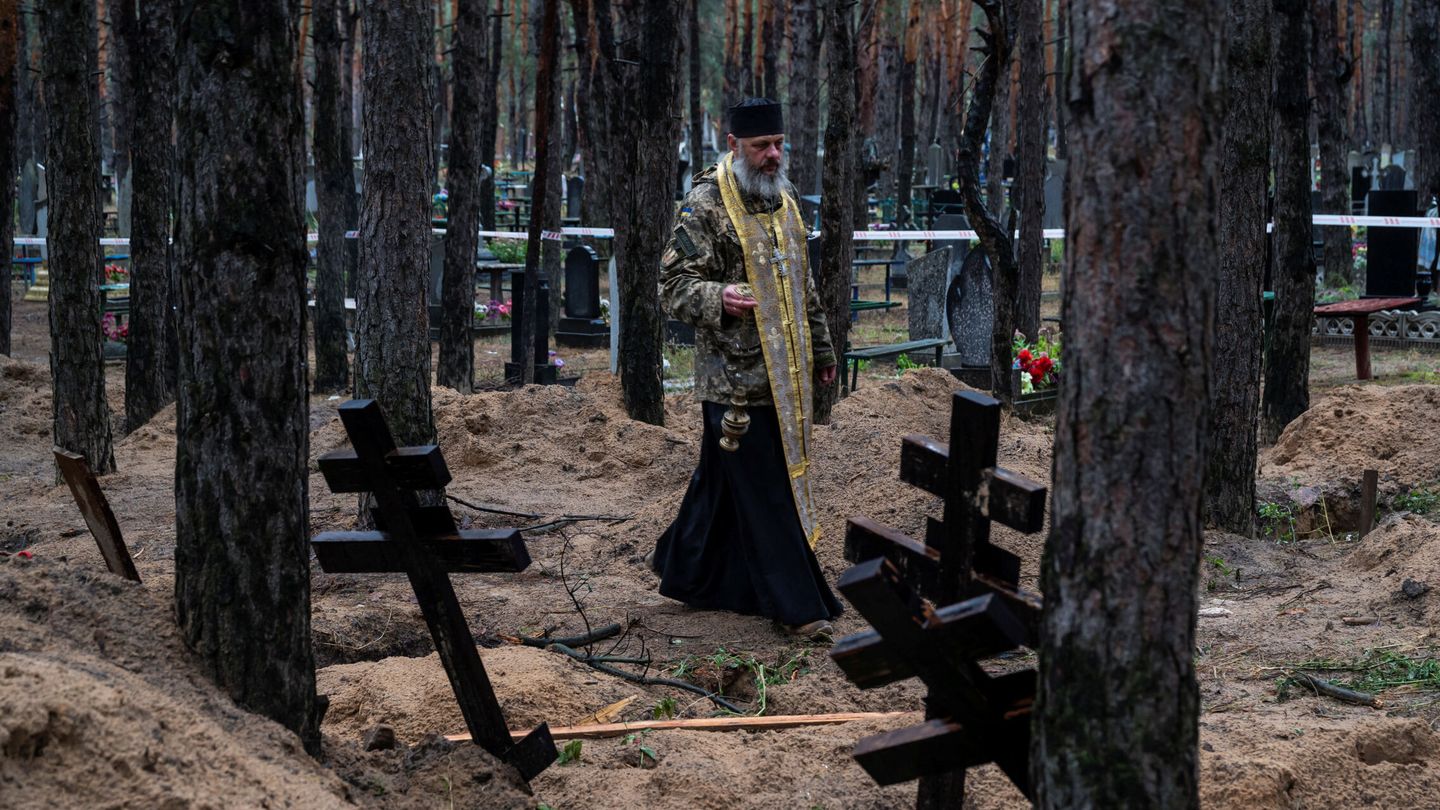 Ucrania cifra en más de 440 los cadáveres hallados en Izium. (Reuters)