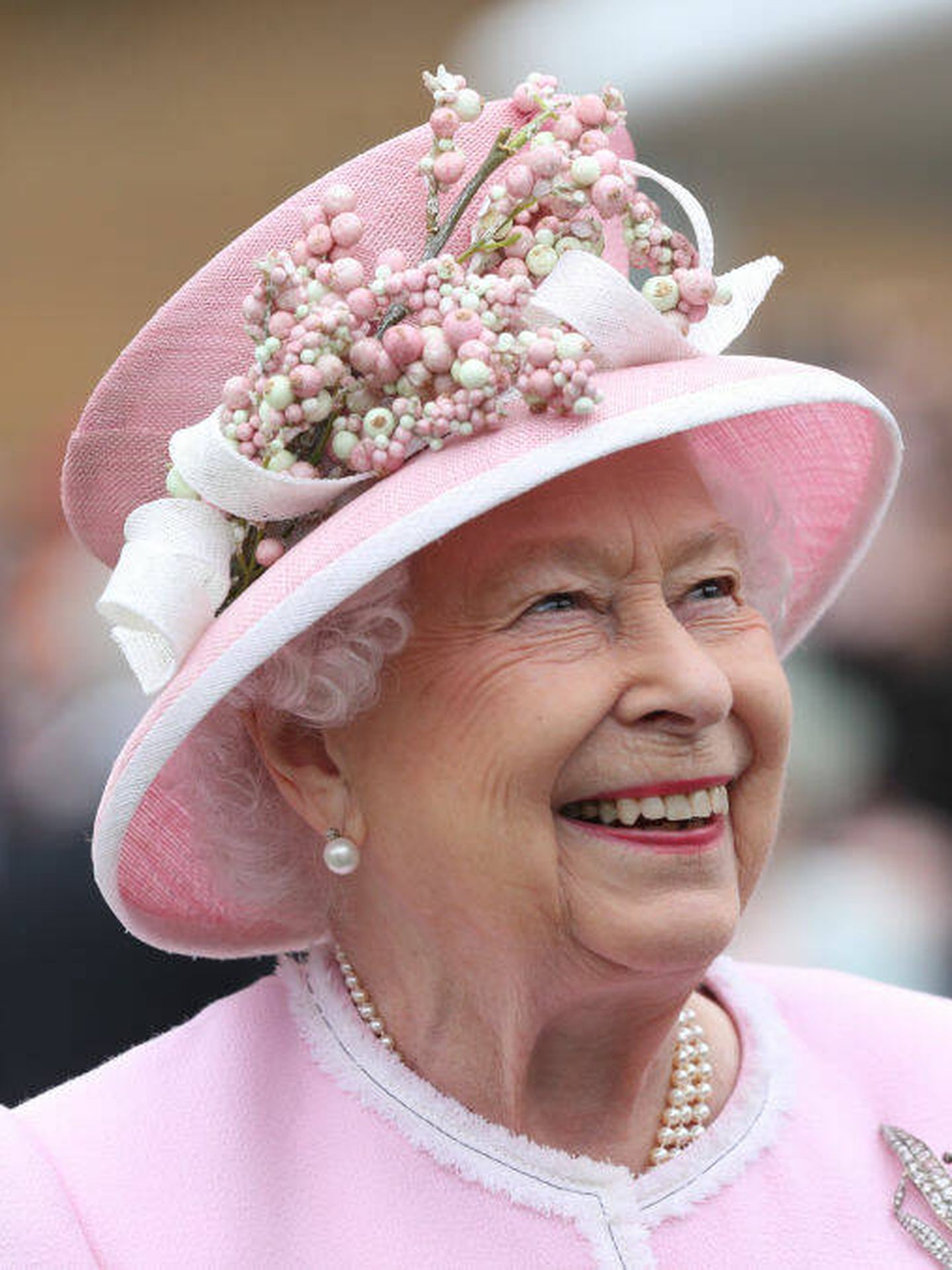 La reina Isabel II, con un 'total look' rosa ballet. (Getty/Yui Mok)