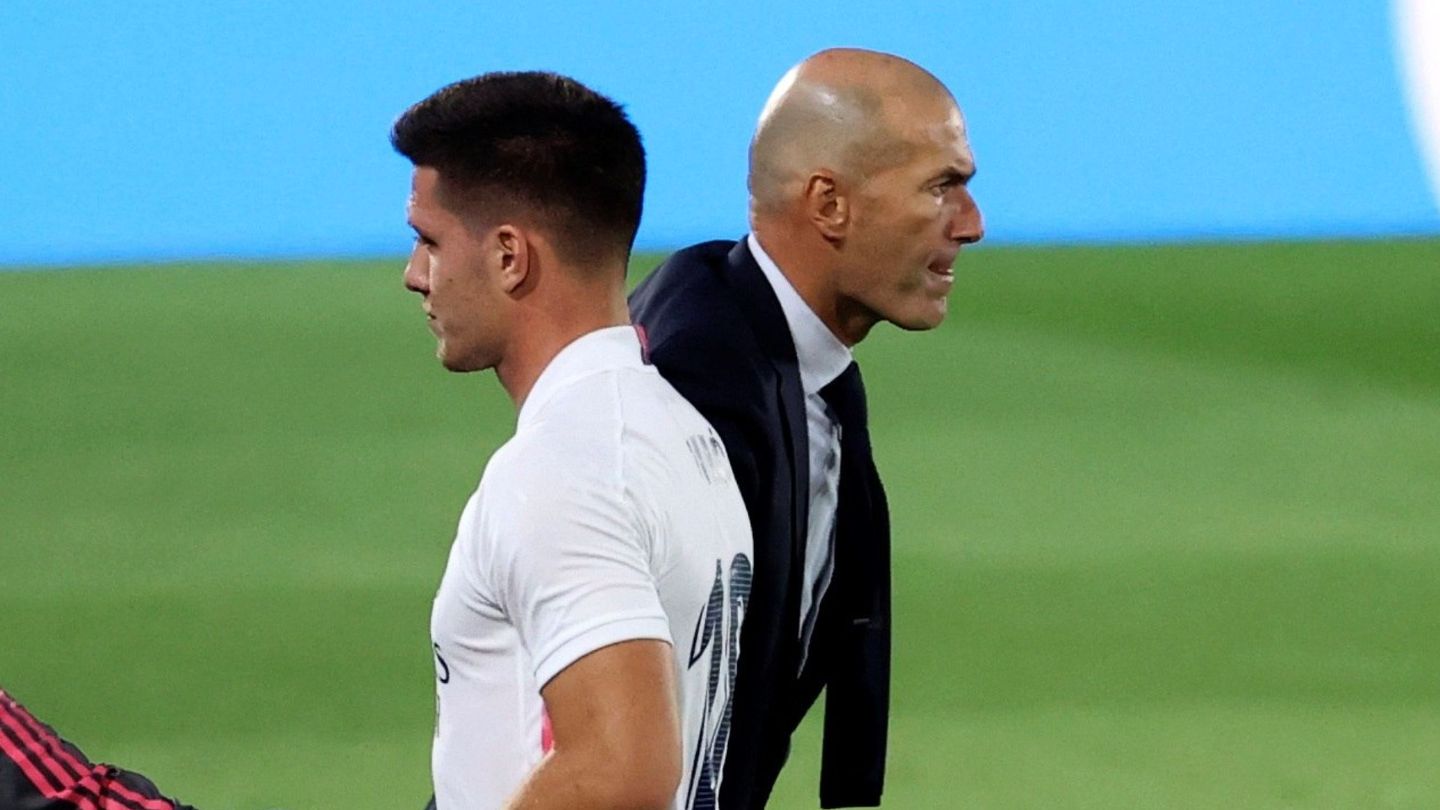 Jovic pasa cerca de Zidane en un cambio de un partido. (Efe)