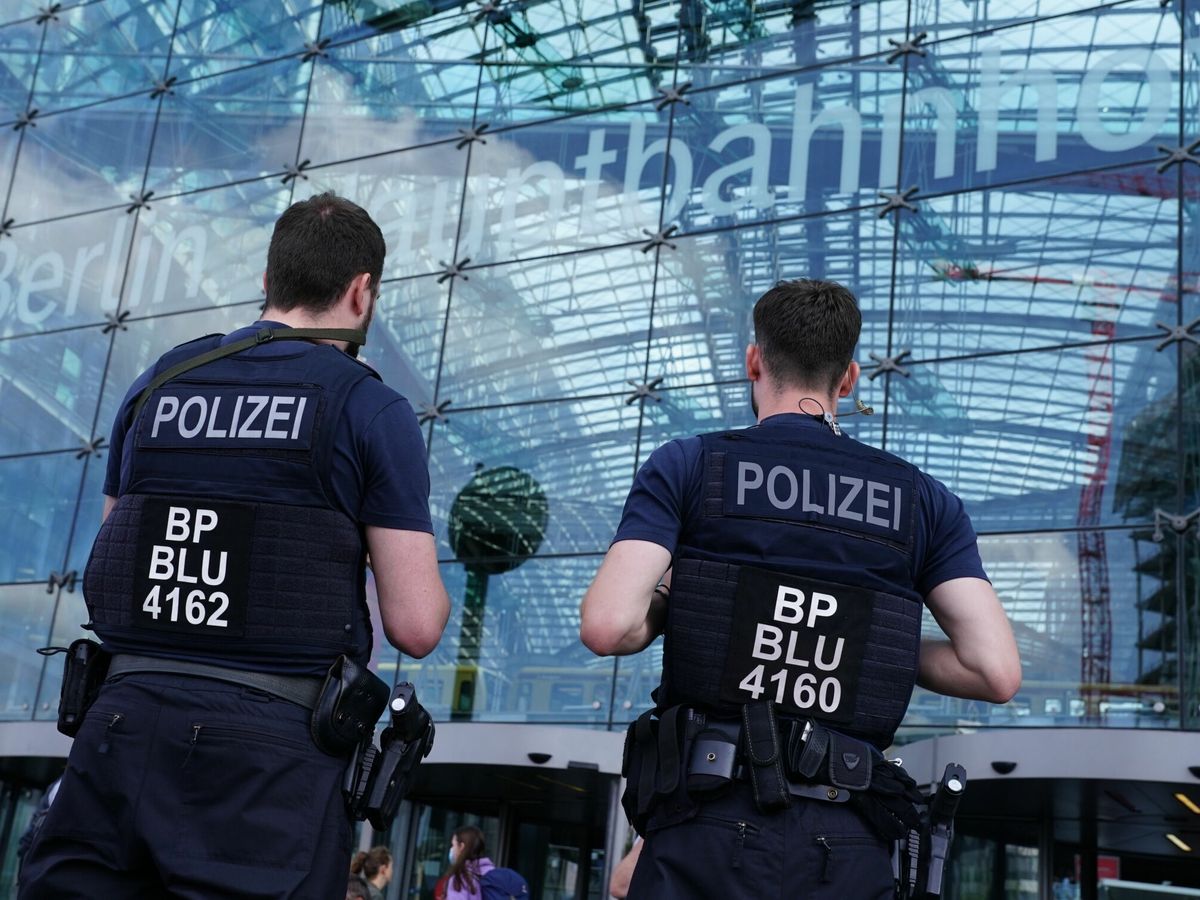 Foto: Police guards berlin central station