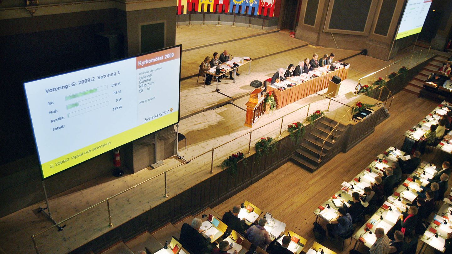 Los delegados de la Iglesia Luterana de Suecia votan acerca de permitir las bodas religiosas de homosexuales, en Uppsala, el 22 de octubre de 2009. (Reuters)