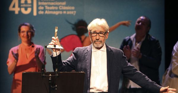 Foto: Sacristán recogiendo emocionado el Premio Corral de Comedias (Efe)