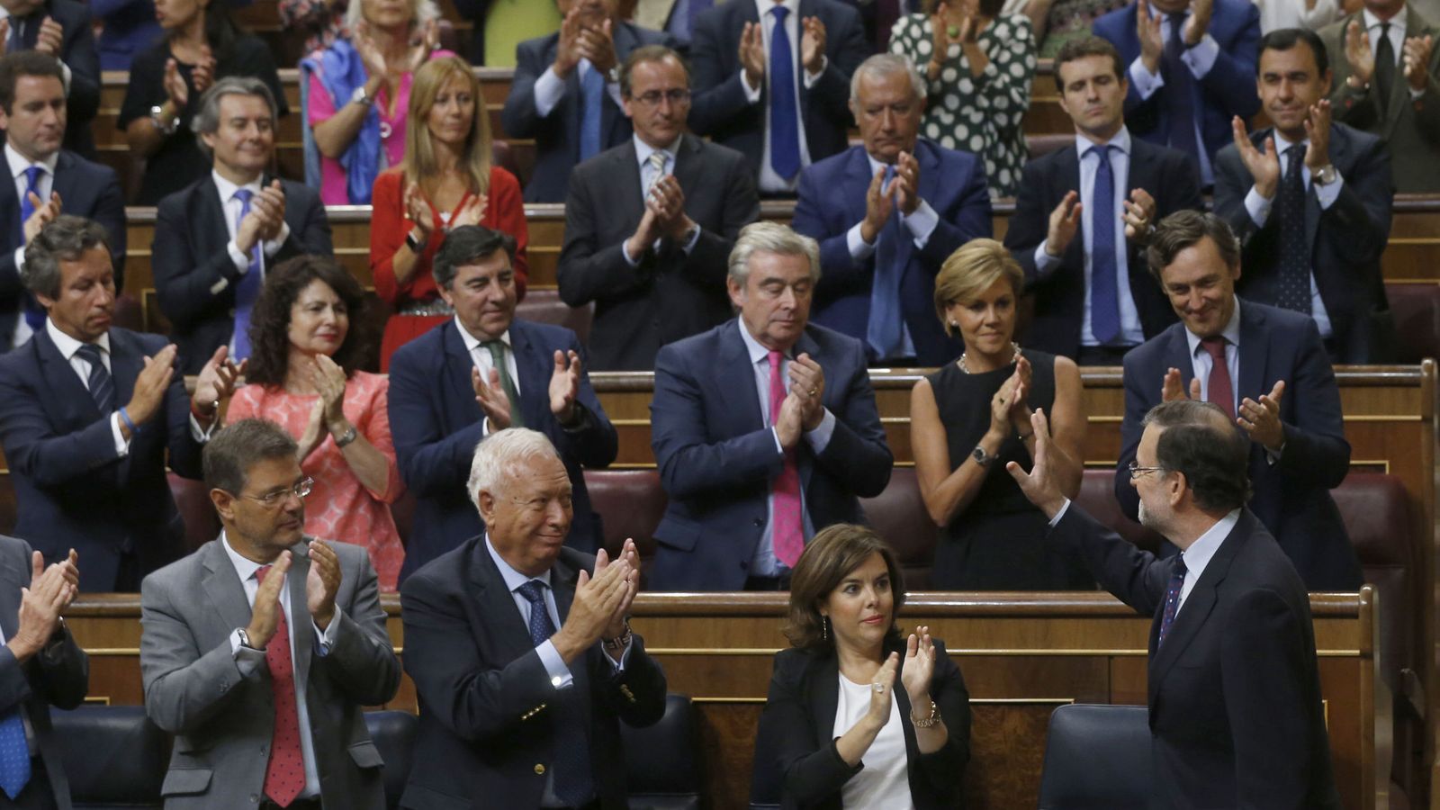 Foto: Los diputados del PP aplauden al presidente del Gobierno en funciones, Mariano Rajoy, tras su intervención en la tercera sesión del debate de investidura. (EFE)