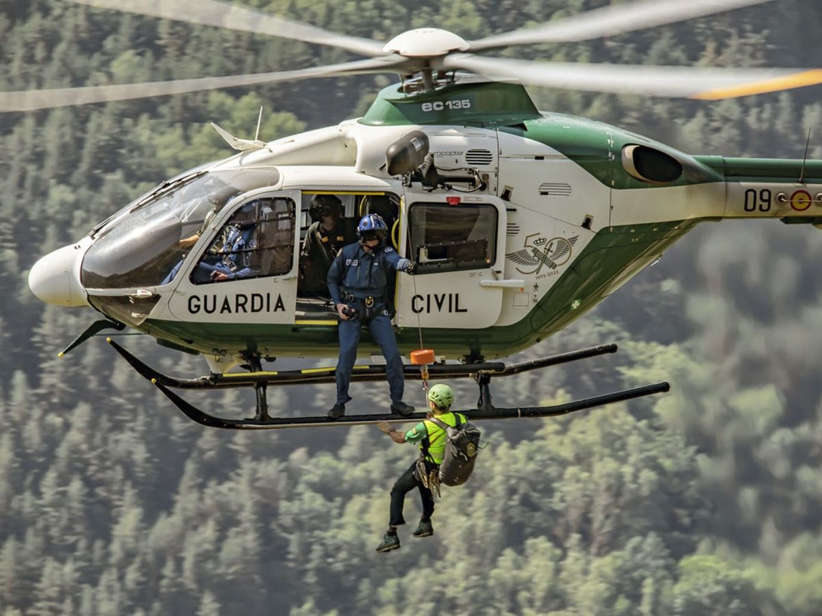 Foto: Un helicóptero de la Guardia Civil en un rescate en Huesca. (EFE/Guardia Civil)
