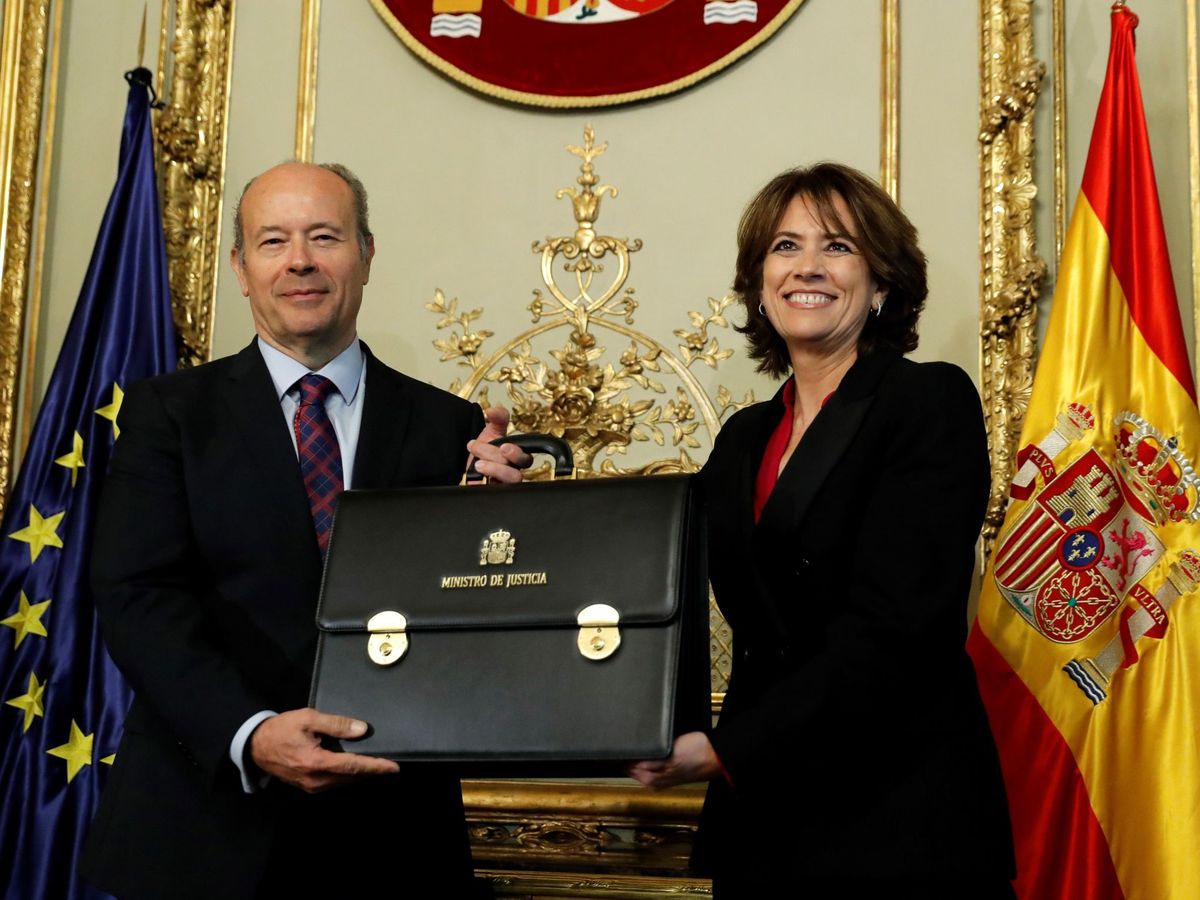 Foto: El nuevo ministro de Justicia, Juan Carlos Campo, recibe la cartera de manos de su antecesora, Dolores Delgado. (EFE)