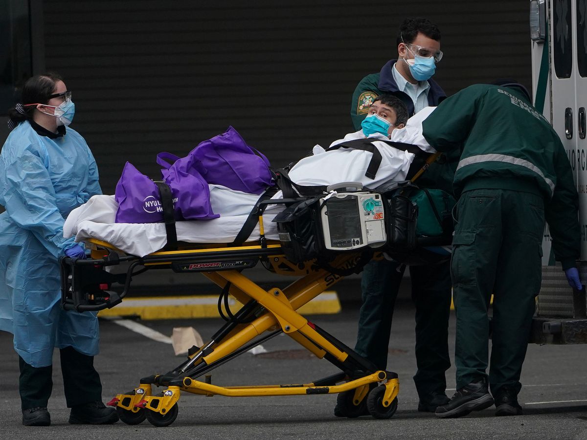 Foto: Un paciente es trasladado a un hospital de Manhattan en Nueva York. (Reuters)