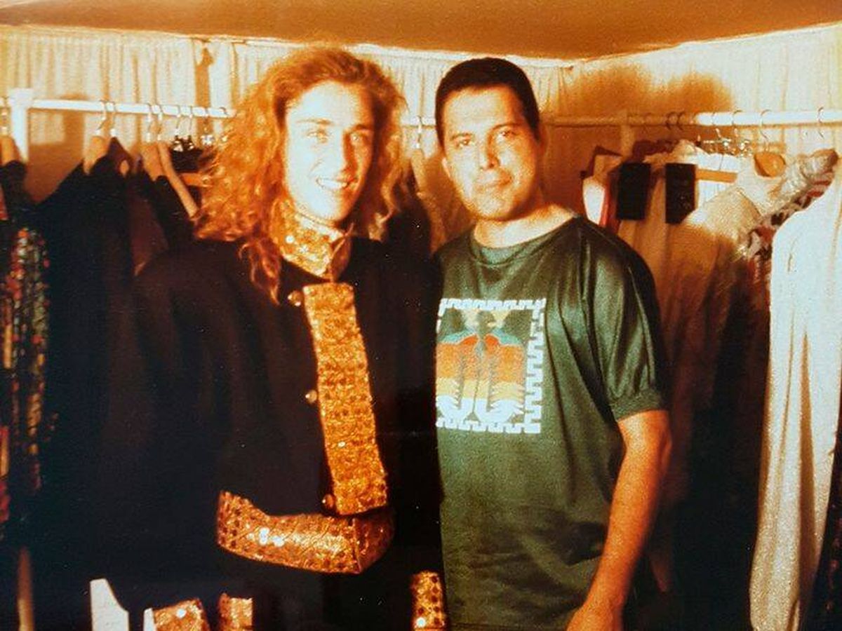 Foto: Freddie Mercury, con uno de los miembros de Locomía. (Movistar Plus )