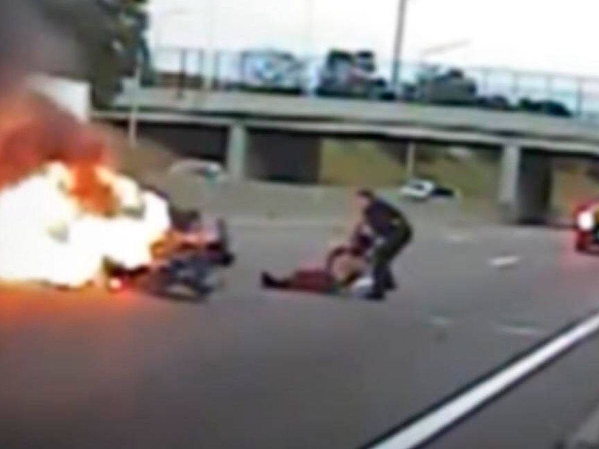 Foto: Luke Pauley pudo rescatar al conductor segundos antes de que el coche explotara (YouTube)