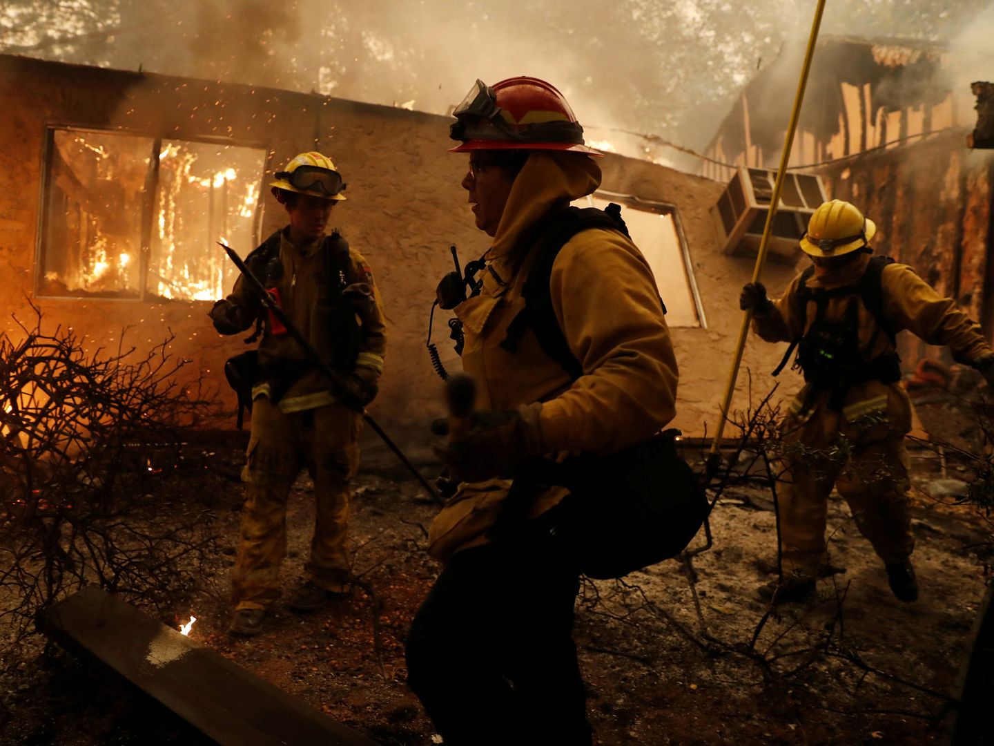 Un grupo de bomberos trata de salvar varias viviendas durante el incendio en Paradise, el 9 de noviembre de 2018. (Reuters)