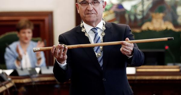 Foto: Enrique Maya, tras ser investido alcalde. (EFE)