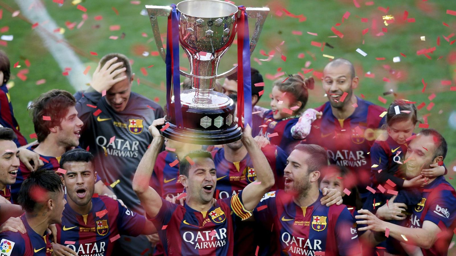 Foto: Xavi recoge el trofeo que acredita al Barcelona como campeón de Liga 2014/2015 (Reuters)