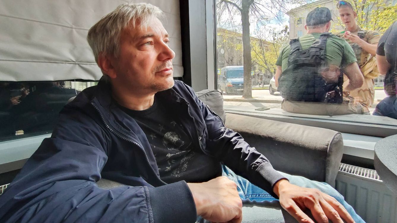 Foto: Dennys Vasyliev, anfitrión y voluntario, en una cafetería de Járkov. (KAP)