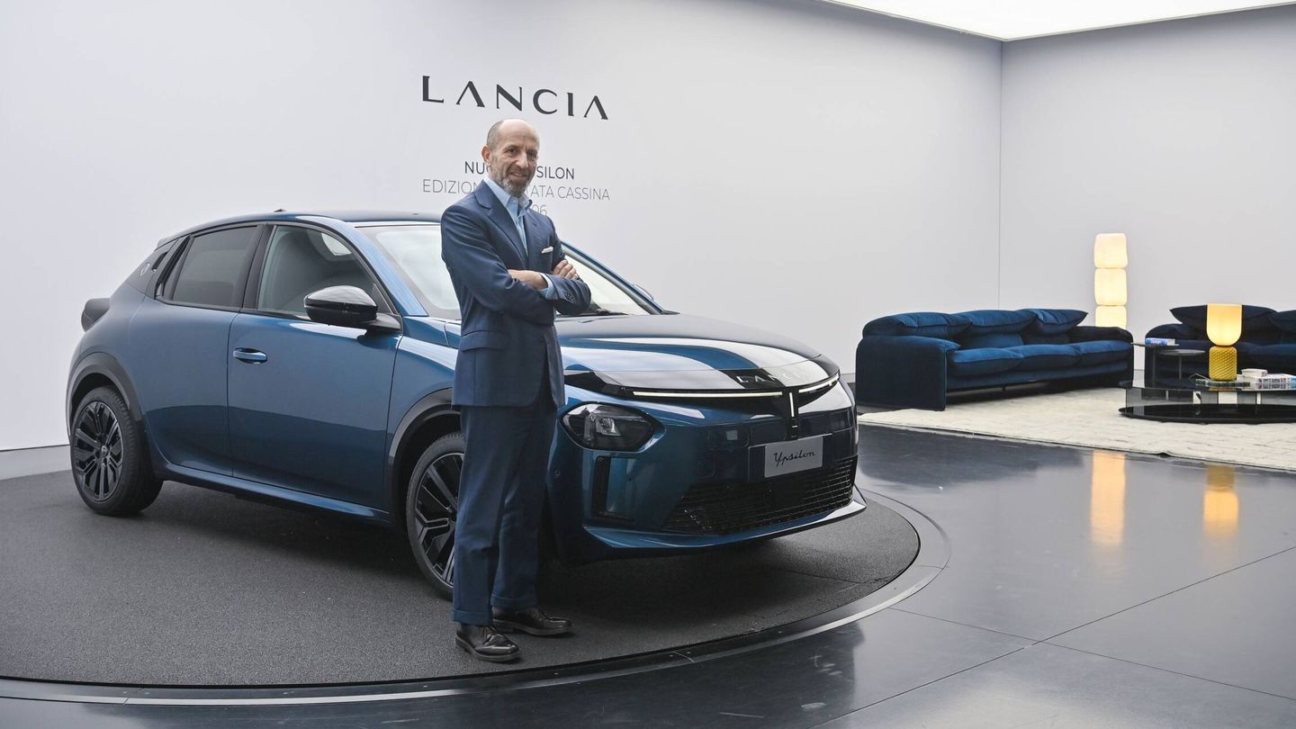 Luca Napolitano, CEO de Lancia, junto al Ypsilon y una sala decorada por la firma Cassina.