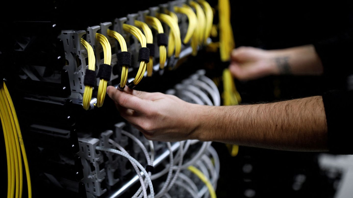 Cables en un centro de datos. (Reuters)