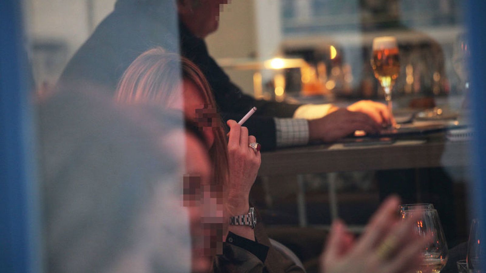 Foto: Una mujer fuma en el interior de un restaurante de Madrid. (Enrique Villarino)