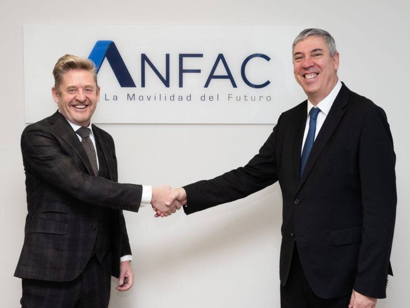 Wayne Griffiths y José Vicente de los Mozos, en el momento del relevo en la presidencia de Anfac.