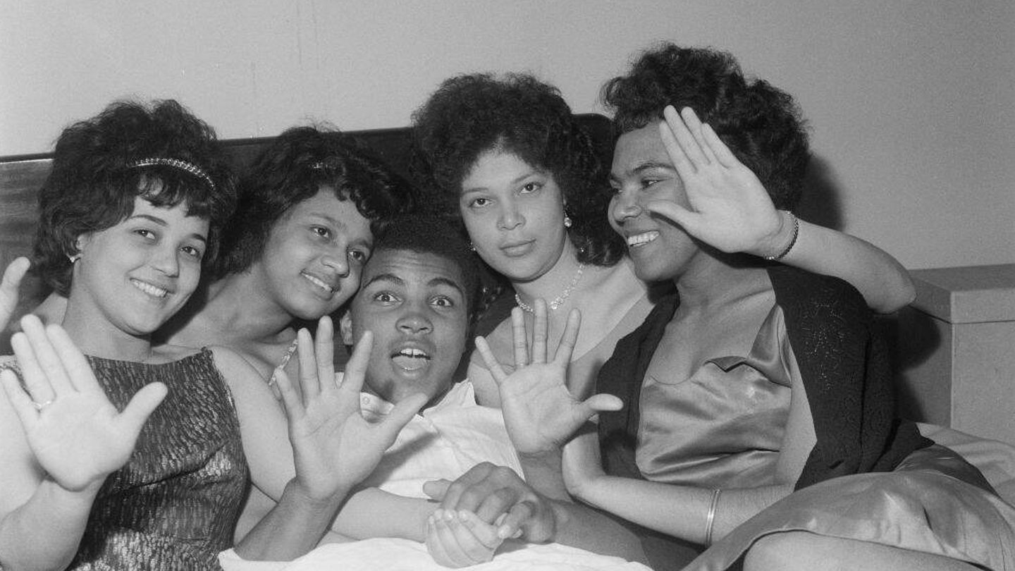 Ali, junto a varias amigas. (Tony Gibson/Daily Express/Hulton Archive/Getty Images)
