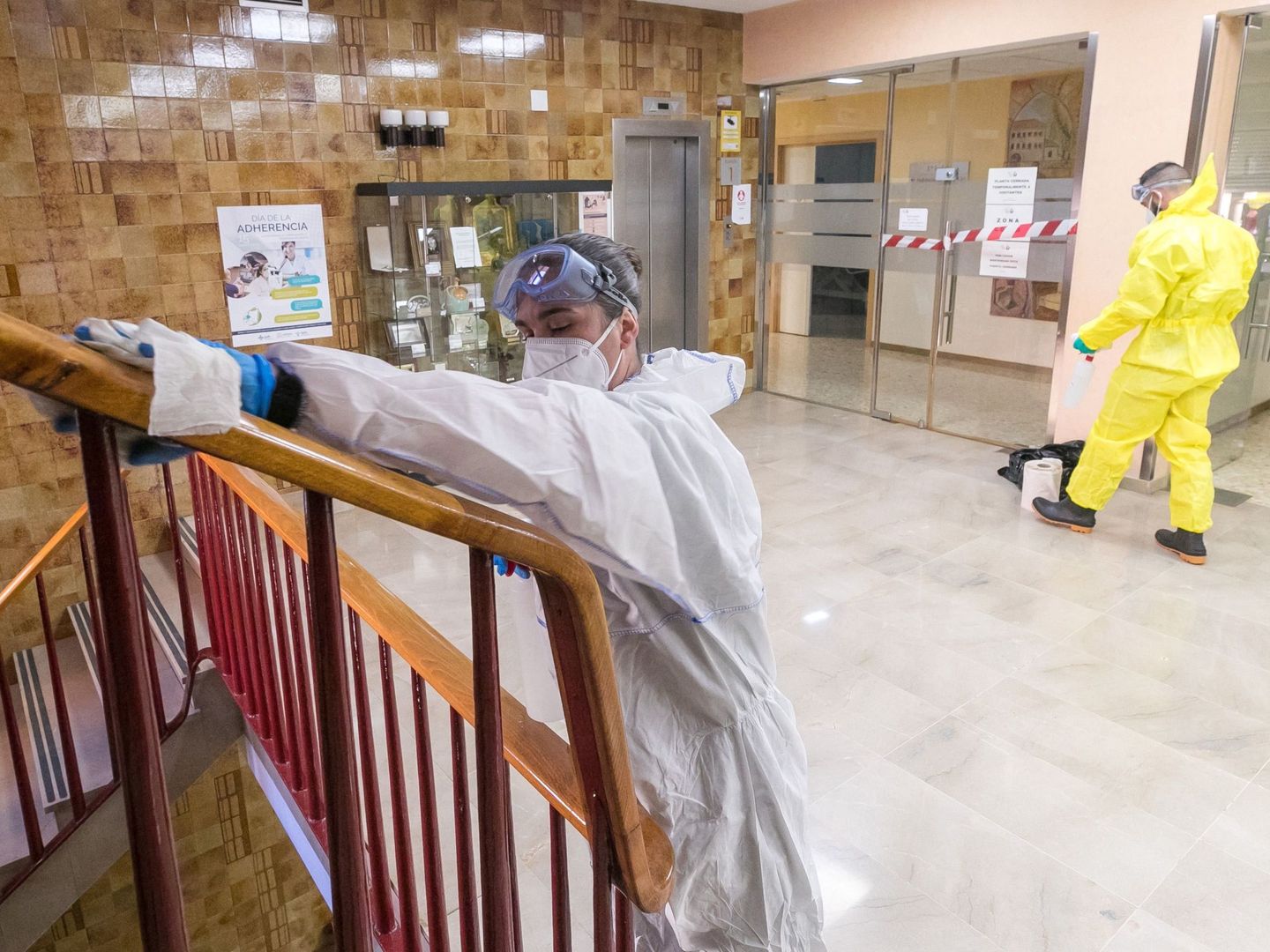 Militares realizan tareas de limpieza y desinfección en un hospital. (EFE/Javier Cebollada)