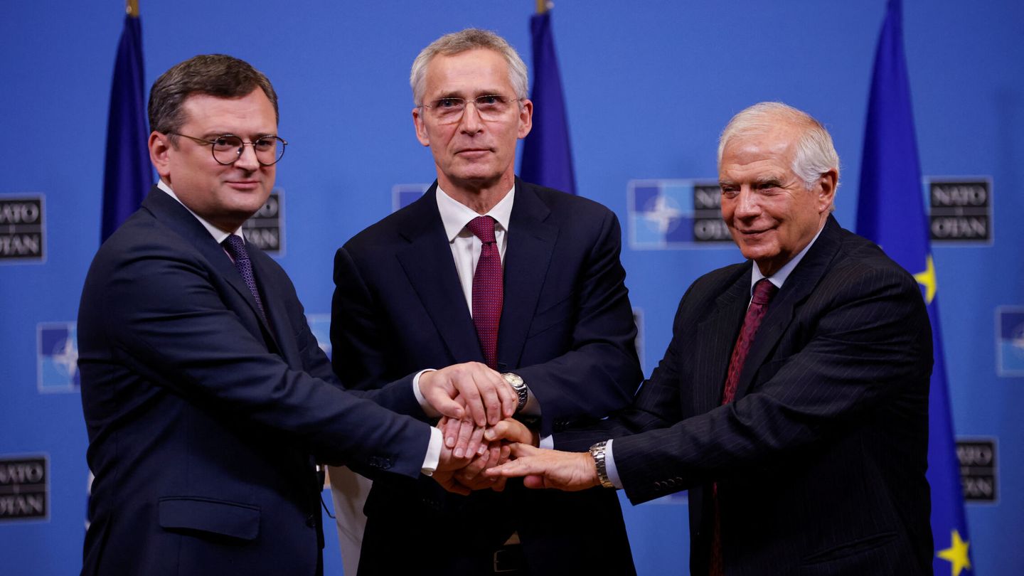 NATO Secretary General Jens Stoltenberg, Ukrainian Minister for Foreign Affairs Dmytro Kuleba and European High Representative of the Union for Foreign Affairs Josep Borrell hold hands during a news conference at the Alliance's headquarters in Brussels, Belgium, February 21, 2023. REUTERS Johanna Geron