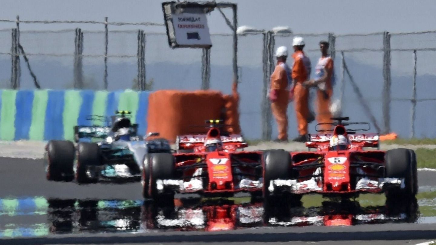 Los Mercedes persiguieron a Ferrari durante la mitad de la carrera. (EFE)