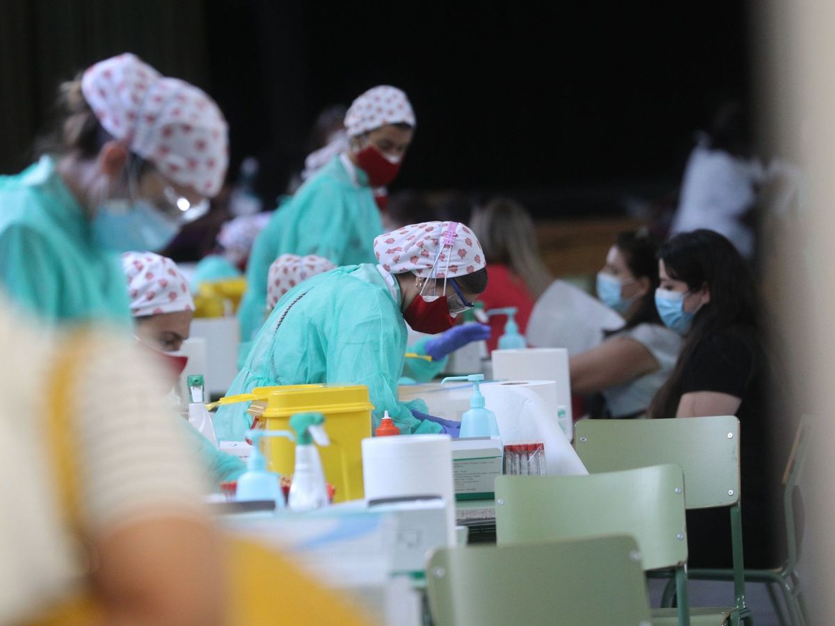 Foto: Personal sanitario realiza test de anticuerpos a los cientos de profesores y personal que trabaja en los centros de educación, en el IES Virgen de la Paloma. (EFE)