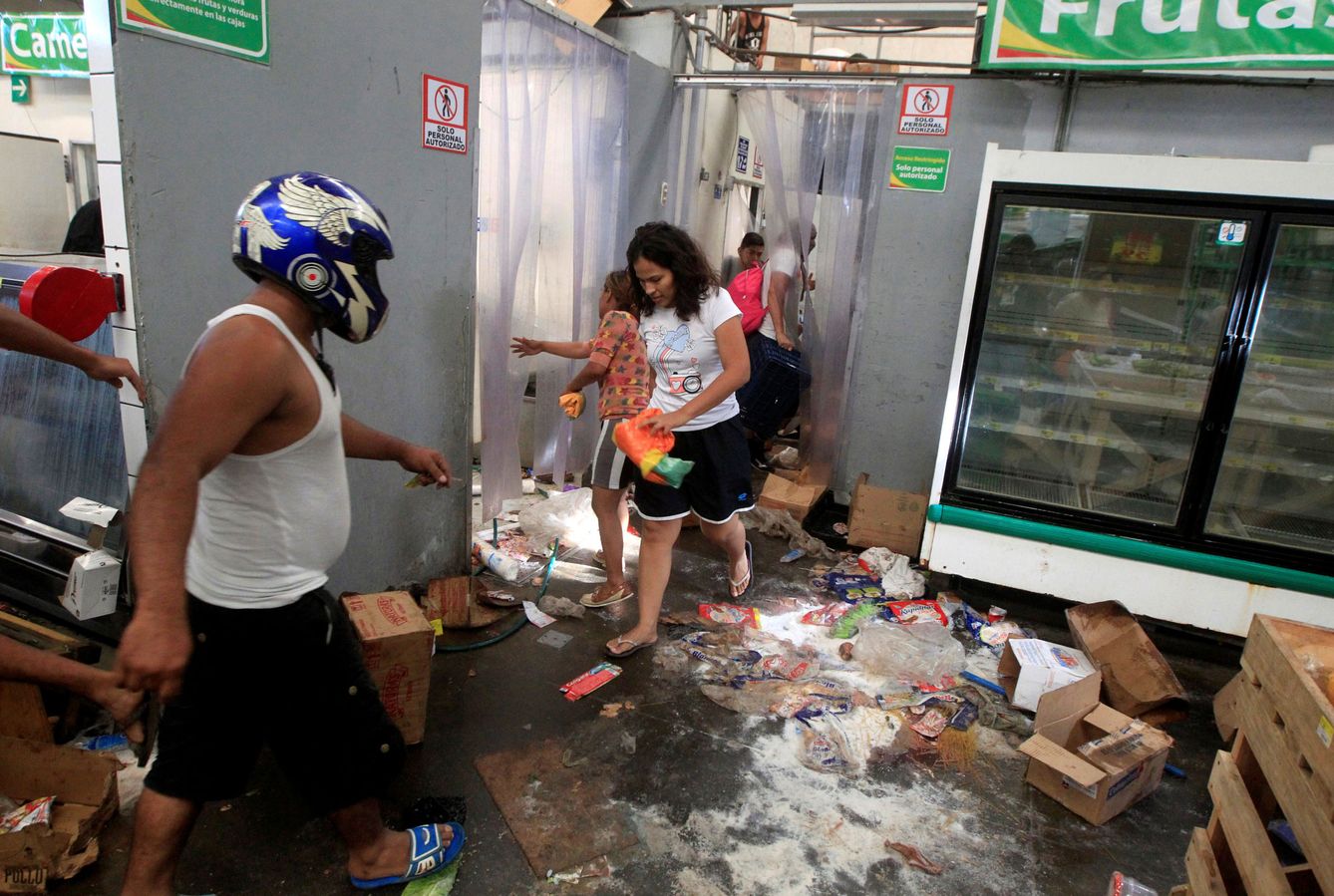 Un grupo de personas saquea un comercio durante los disturbios en Managua, el 22 de abril de 2018. (Reuters)