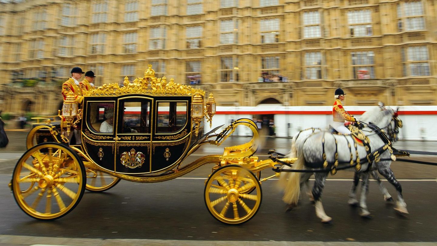 La reina Isabel II, montada en el Carruaje de Estado del Jubileo Diamante en 2014. (Reuters/Pool/Dominic Lipinski)