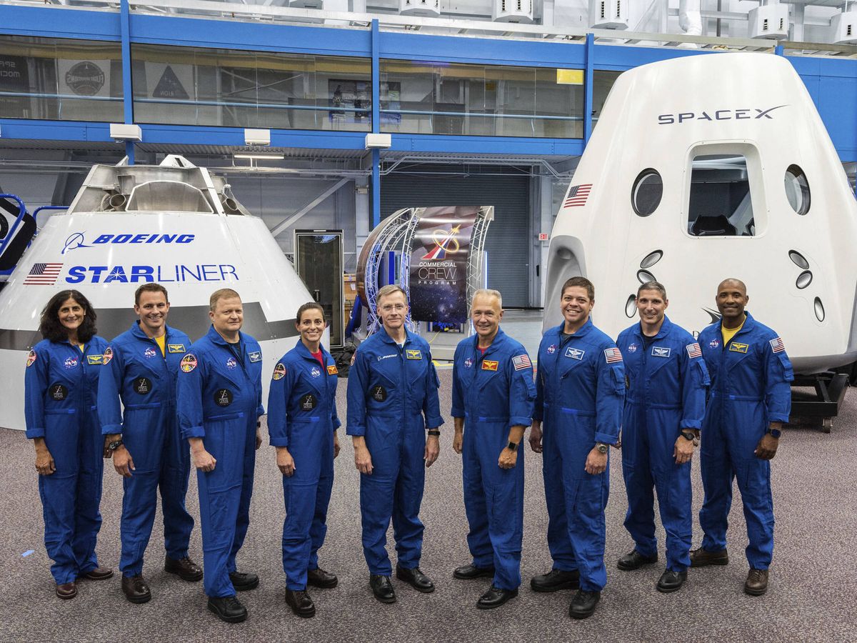 Foto: Astronautas ante las capsulas de Boeing y SpaceX. Foto: NASA