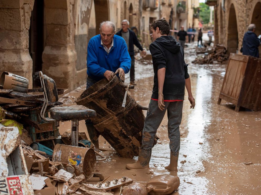 Foto: Varios operarios y vecinos realizan tareas de desescombro y limpieza en L'Albi. (EFE)