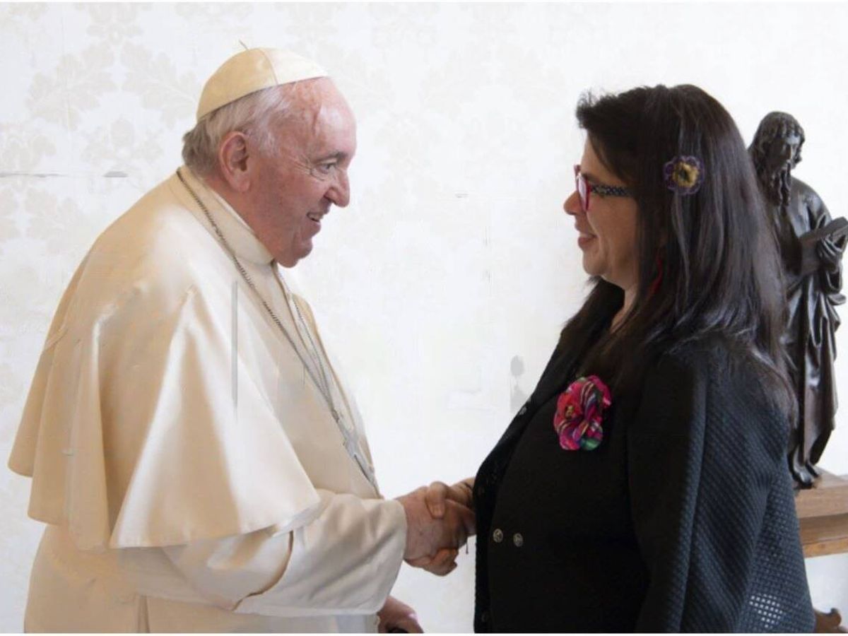Foto: Paola Ugaz y el papa Francisco. (Cedida)