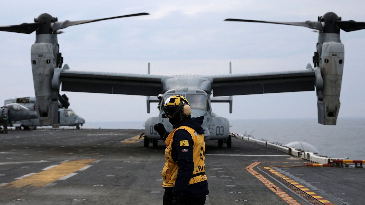 Un MV-22 Osprey del Ejército de EEUU aterriza en el buque de asalto USS Kearsarge. (EFE)