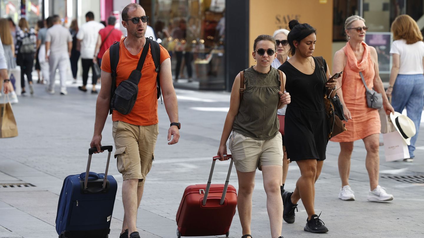 Turistas caminando por Madrid. (EFE/Chema Moya) 