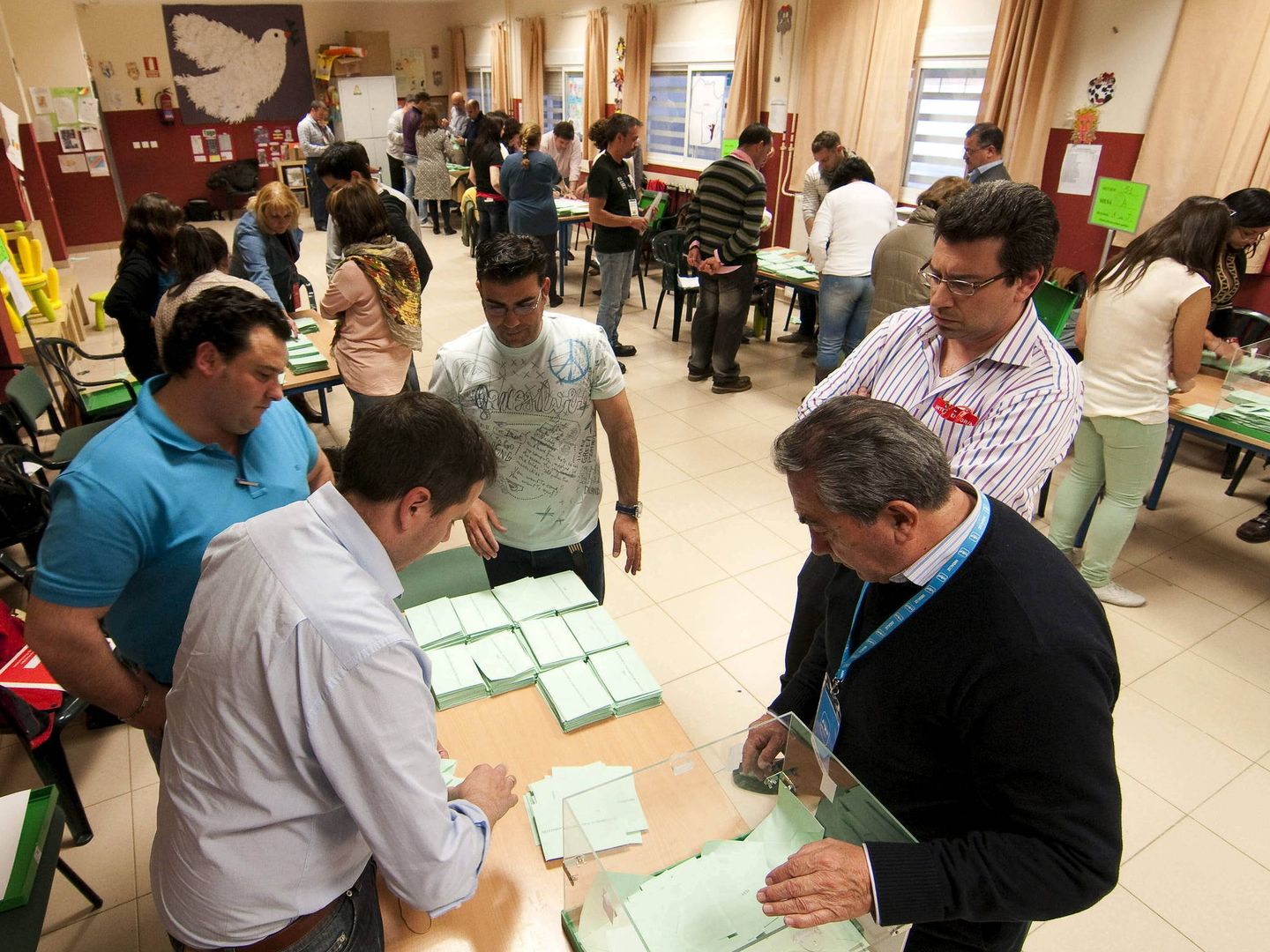 Recuento de votos en un colegio de Sevilla, en 2012 (EFE)