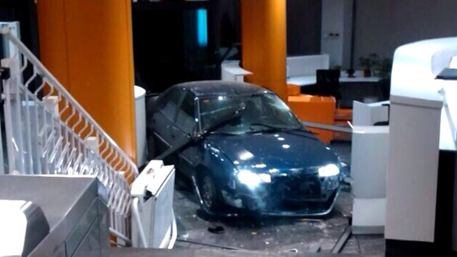 Foto: Fotografía cedida por el PP en el que se ve el coche empotrado en la sede de Génova (EC)