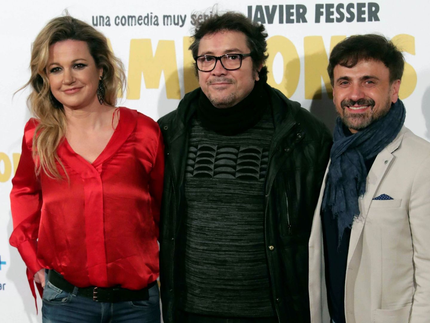 La pareja, con el actor Paco Collado durante la presentación de 'Campeones'. (EFE)