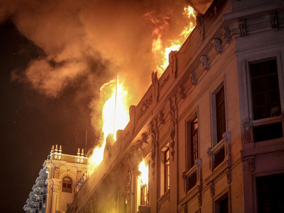 Foto: Un incendio de grandes dimensiones arrasó este jueves una casona del centro histórico de Lima, apenas a unos metros de la icónica Plaza San Martín, epicentro de la gran manifestación antigubernamental en la capital peruana. (EFE/Str)