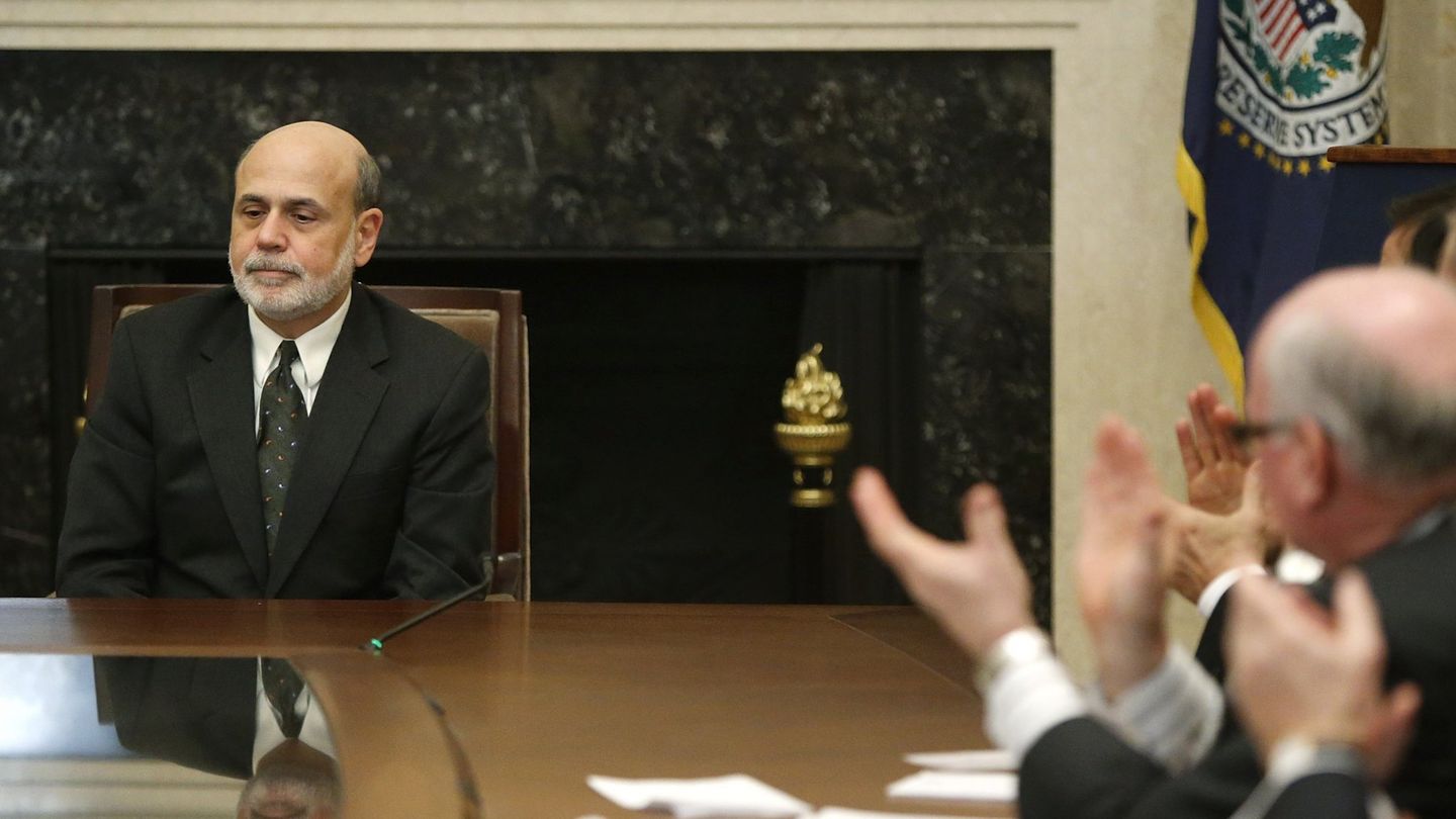 Ben Bernanke recibe los aplausos tras un acto en la Reserva Federal. (Reuters)