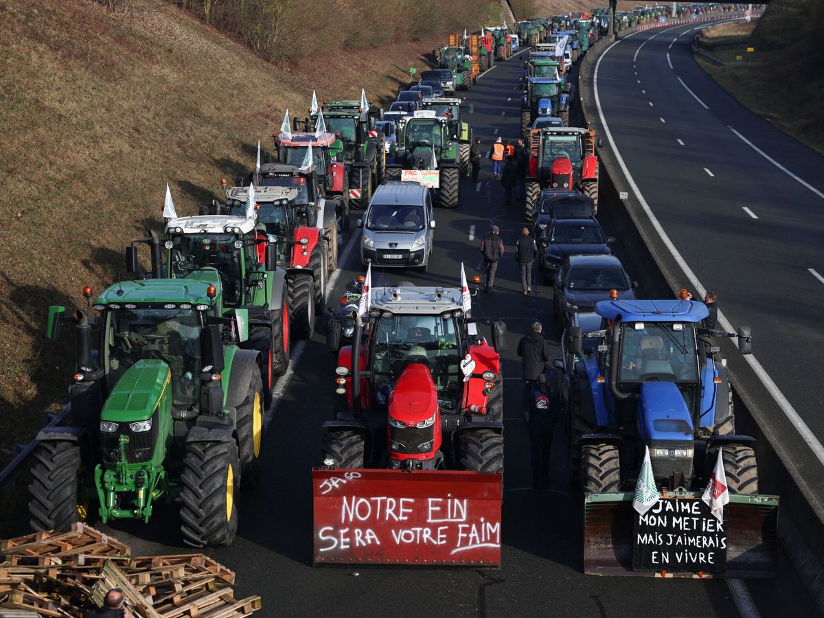 Foto: Tractores bloquean la A-16 en Beauvais, al norte de París. (Reuters/Stephanie Lecocq)