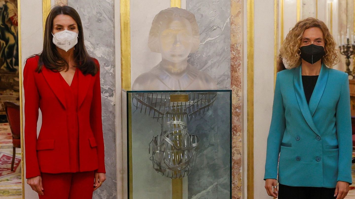 La reina Letizia y Meritxell Batet, junto al busto de Clara Campoamor. (EFE)