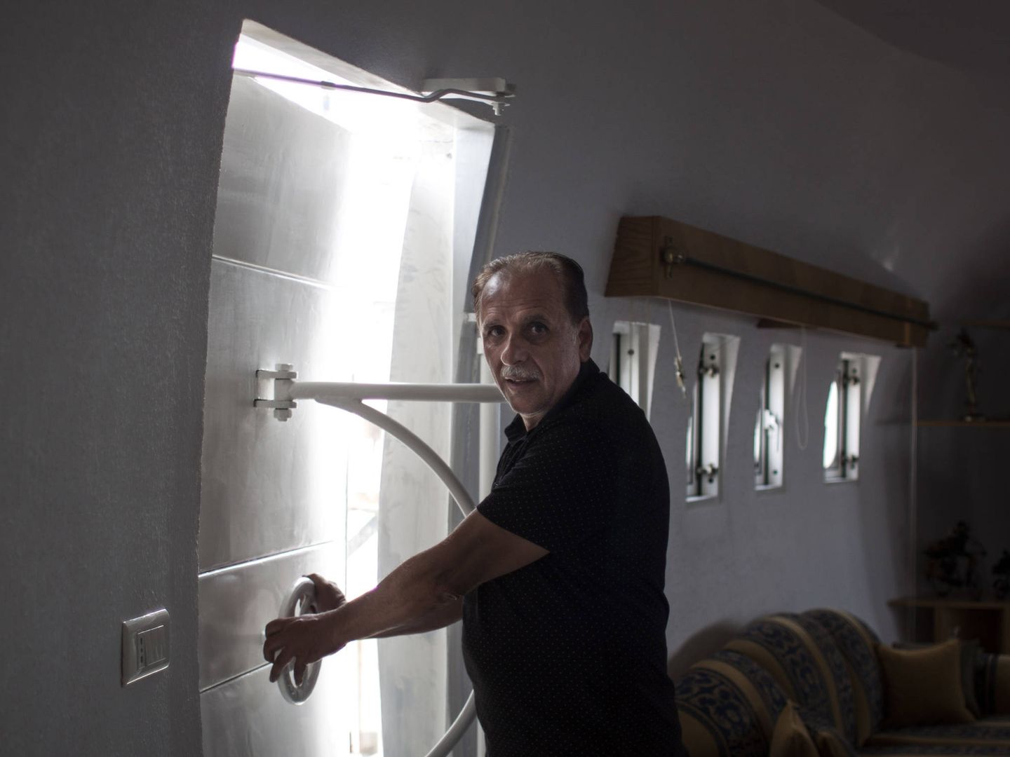 Michel Sleiman abre la puerta de su casa en forma de avión. (E. Bonet)