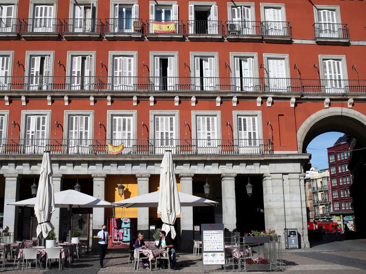 Foto: iudadanos en una de las terrazas de un bar en la Plaza Mayor de Madrid. (EFE)