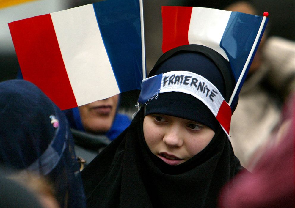 Foto: Jóvenes musulmanas protestan en París contra la prohibición del velo en las escuelas en 2004. (Reuters)