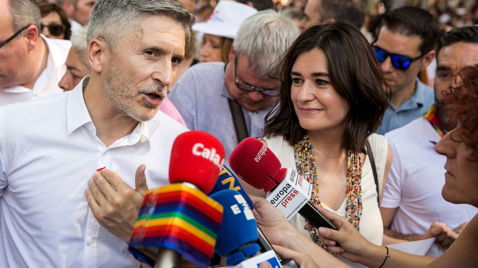 Foto: Los ministros del Interior y Sanidad, Fernando Grande-Marlaska y Carmen Montón, este 7 de julio en la manifestación en Madrid del Orgullo LGTB. (EFE)