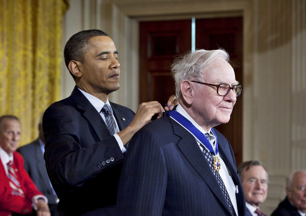 Foto: Barack Obama impone la Medalla de la Libertad a Warren Buffett, en 2011. (Corbis)