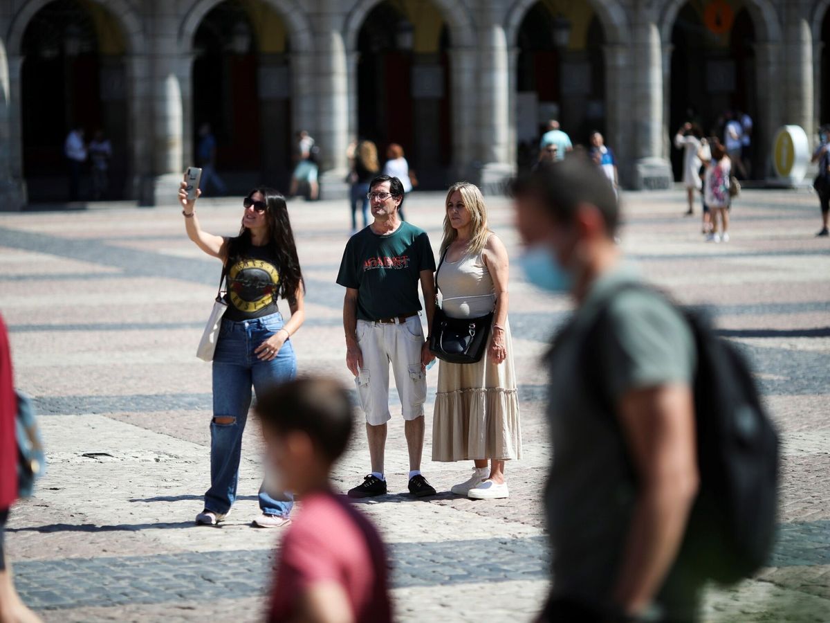 Foto: Varias personas pasean con y sin mascarilla, en la Plaza Mayor de Madrid. (EFE) 