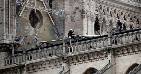 Foto: Trabajadores instalan lonaz impermeabilizadas para proteger Notre Dame de las lluvias. (Reuters)