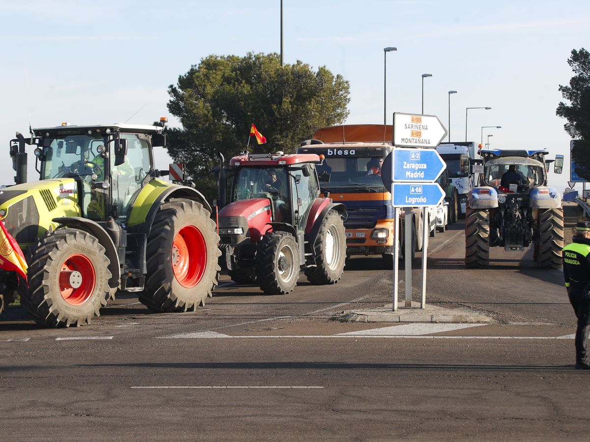 Foto: Las protestas de los agricultores mantienen cortadas grandes vías de circulación. (EFE/Javier Cebollada)