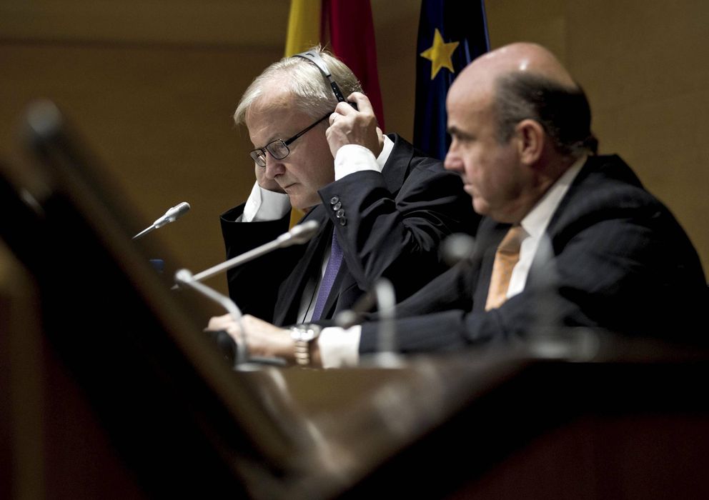 Foto: El ministro de Economía, Luis de Guindos (d), y el vicepresidente económico de la Comisión Europea, Olli Rehn. (EFE)